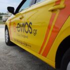 Κοπτικό αυτοκόλλητο σε taxi.