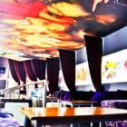 Εκτύπωση ταπετσαρίας τοίχου για οροφή και εκτύπωση αμμοβολής σε φωτιζόμενο τζάμι.