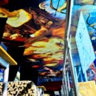 Εκτύπωση ταπετσαρίας τοίχου για οροφή και εκτύπωση αμμοβολής σε φωτιζόμενο τζάμι.